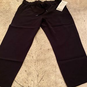 Lululemon “on the fly crop pant” NWT